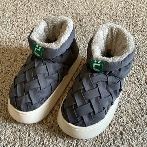 New Puffie waffle boots size 9